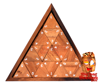 triomino triangle avec des nombres dans la conception triangulaire boîte en bois avec 56 dominos en bois singe pod jeux thailande