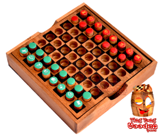 Schach Holzbox mit Steckern und aufgedruckten Spielfiguren als Reiseschach Monkey Pod wooden games Thailand