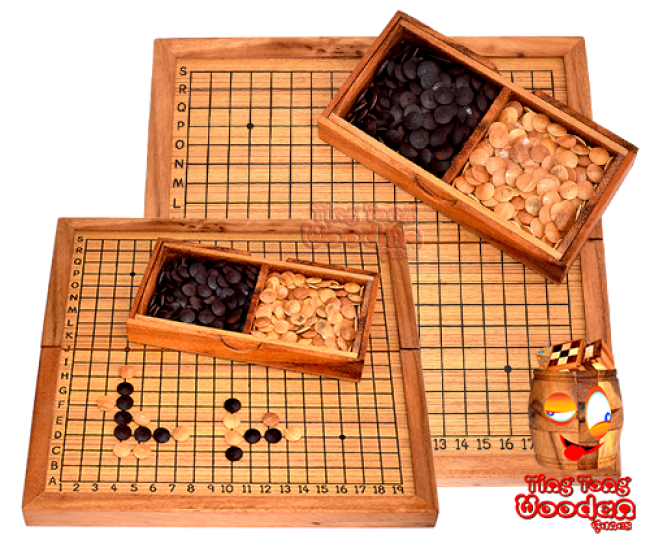 Idź do japońskiej gry w szachy Gobang z drewnianą strzelanką w drewnianej skrzyni z małymi pod tajskimi drewnianymi grami