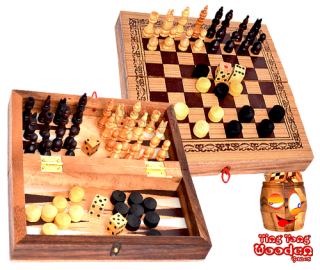 Backgammon, échecs et dames dans une collection de jeu de boîte en bois moyen de jeux en bois de singe pod thaï