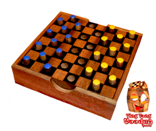 Цветные шашки той же стратегической игры в маленькой деревянной коробке обезьяны под таи деревянными играми
