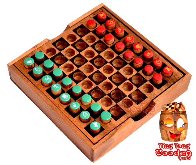 Шахматная деревянная коробка со штепселями и печатными символами в качестве путешествия.